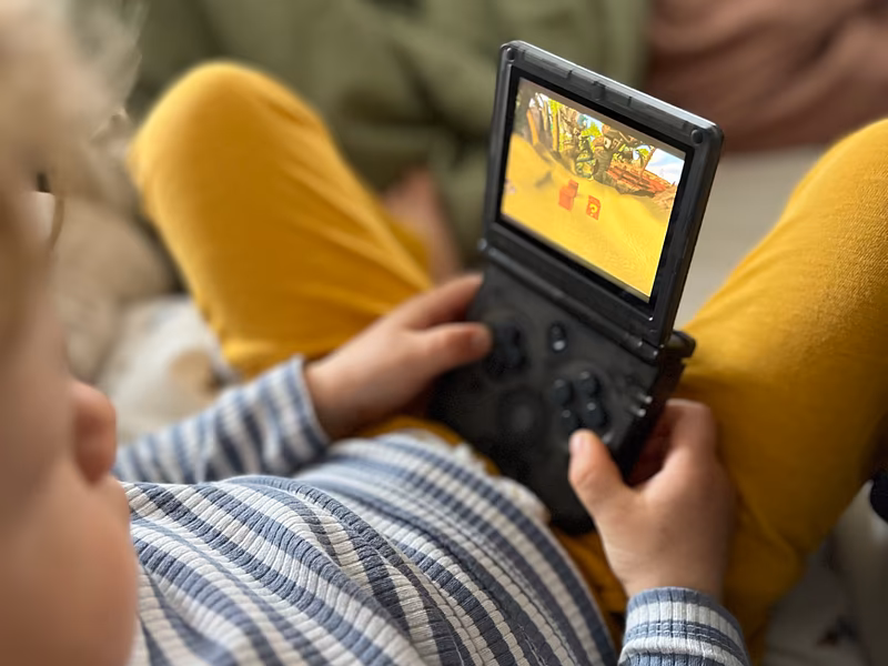 „Točí sa a rozbíja všetky krabičky. Jak úplný blázon.“ – Crash Bandicoot (1996)