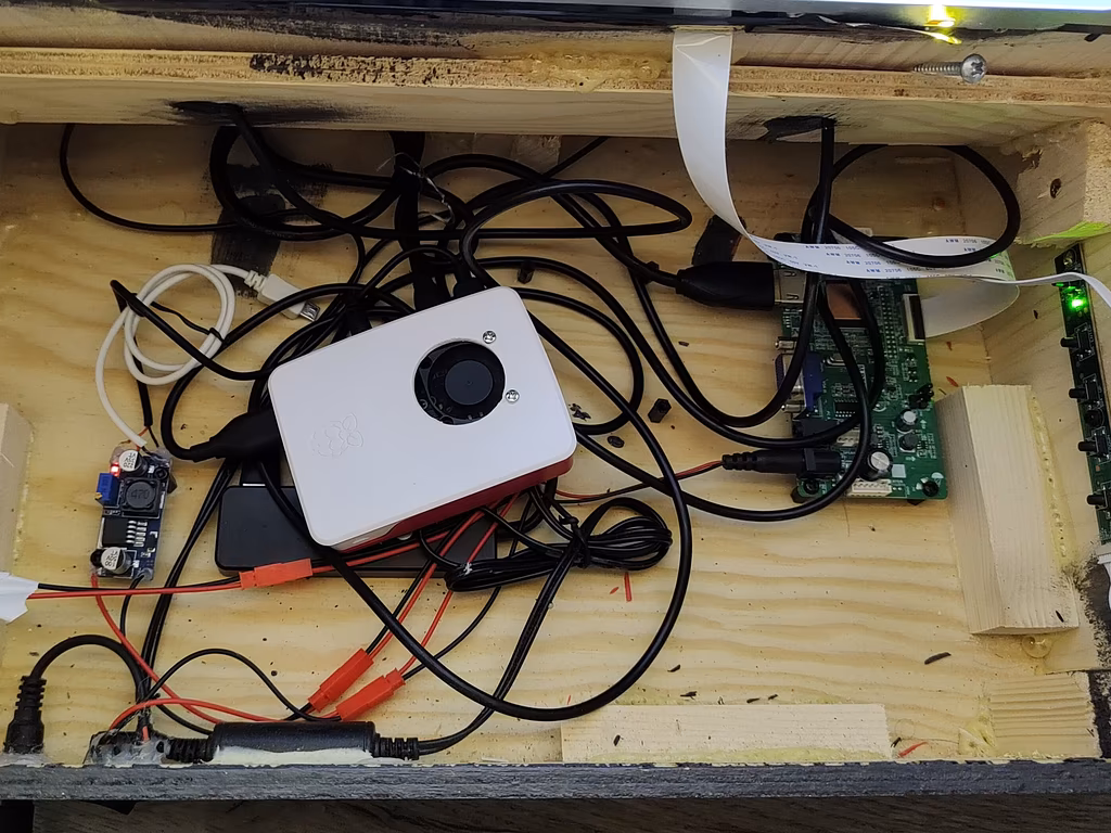 Vnitřek konzole – Raspberry Pi4 s profesionálně vykrouženým chladícím otvorem, LCD driver, step-down měnič, USB hub.