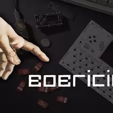 Jozef sa dotýka... ručne vyrábaných videoherných konzol Bobricius